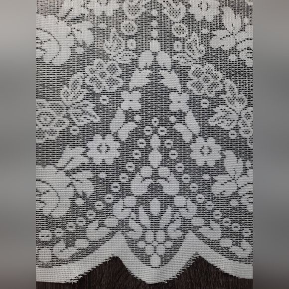 Vintage Pair of Floral Garland Lace Valance Curtains - Picture 4 of 6